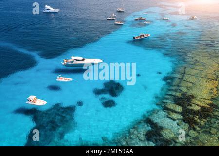 Vue aérienne des yachts de luxe sur la mer bleue au coucher du soleil en été Banque D'Images