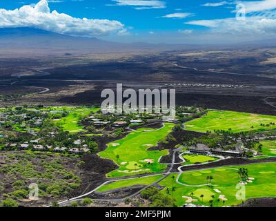 Une photo aérienne du village de Waikoloa et du parcours de golf sur les pentes de Mauna Kea et Mauna Loa dans Big Island d'Hawaï Banque D'Images