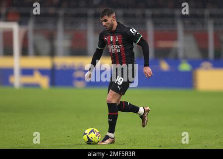 Milan, Italie, 8th janvier 2023. Theo Hernandez de l'AC Milan pendant la série Un match à Giuseppe Meazza, Milan. Le crédit photo devrait se lire: Jonathan Moscrop / Sportimage Banque D'Images