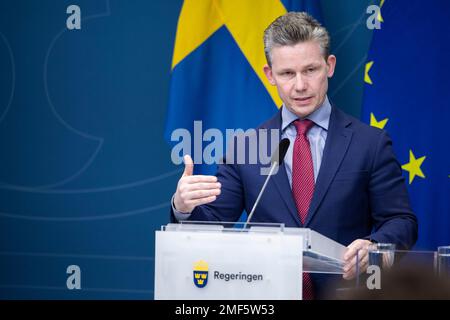 (230124) -- STOCKHOLM, le 24 janvier 2023 (Xinhua) -- le ministre suédois de la Défense, Pal Jonson, prend la parole lors d'une conférence de presse à Stockholm, en Suède, le 24 janvier 2023. La Suède a subi un revers majeur dans sa tentative d'adhésion à l'Organisation du Traité de l'Atlantique Nord (OTAN), car T¨¹rkiye, membre de l'OTAN, a déclaré qu'elle ne la soutiendra pas. (Ninni Andersson/bureaux gouvernementaux de Suède/document via Xinhua) Banque D'Images
