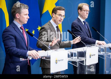 (230124) -- STOCKHOLM, le 24 janvier 2023 (Xinhua) -- le Premier ministre suédois Ulf Kristersson (C), accompagné du ministre des Affaires étrangères Tobias Billstrom (R) et du ministre de la Défense Pal Jonson, prend la parole lors d'une conférence de presse tenue à Stockholm (Suède) le 24 janvier 2023. La Suède a subi un revers majeur dans sa tentative d'adhésion à l'Organisation du Traité de l'Atlantique Nord (OTAN), car T¨¹rkiye, membre de l'OTAN, a déclaré qu'elle ne la soutiendra pas. (Ninni Andersson/bureaux gouvernementaux de Suède/document via Xinhua) Banque D'Images