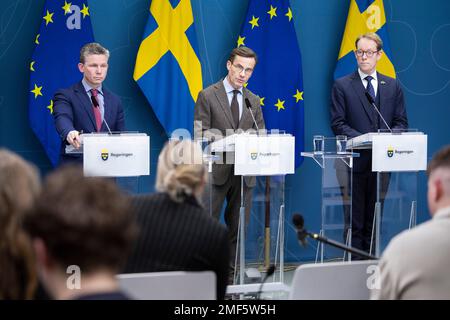 (230124) -- STOCKHOLM, le 24 janvier 2023 (Xinhua) -- le Premier ministre suédois Ulf Kristersson (C, arrière), accompagné du ministre des Affaires étrangères Tobias Billstrom (R, arrière) et du ministre de la Défense Pal Jonson (L, arrière), prend la parole lors d'une conférence de presse tenue à Stockholm (Suède) le 24 janvier 2023. La Suède a subi un revers majeur dans sa tentative d'adhésion à l'Organisation du Traité de l'Atlantique Nord (OTAN), car T¨¹rkiye, membre de l'OTAN, a déclaré qu'elle ne la soutiendra pas. (Ninni Andersson/bureaux gouvernementaux de Suède/document via Xinhua) Banque D'Images