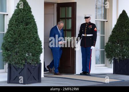 Washington, Vereinigte Staaten. 24th janvier 2023. Le leader de la majorité au Sénat des États-Unis, Chuck Schumer (démocrate de New York), marche pour parler aux médias après avoir rencontré le président des États-Unis, Joe Biden, à la Maison Blanche à Washington, DC sur 24 janvier 2023. Credit: Chris Kleponis/Pool via CNP/dpa/Alay Live News Banque D'Images