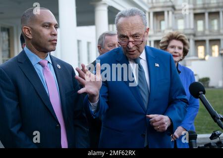 Washington, Vereinigte Staaten. 24th janvier 2023. Le leader de la majorité au Sénat des États-Unis, Chuck Schumer (démocrate de New York), parle aux médias après avoir rencontré le président des États-Unis, Joe Biden, à la Maison Blanche à Washington, DC, sur 24 janvier 2023. Credit: Chris Kleponis/Pool via CNP/dpa/Alay Live News Banque D'Images