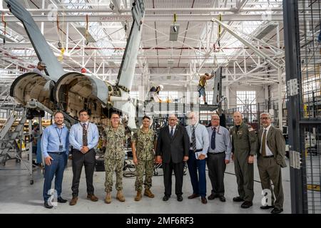 SAN DIEGO (17 août 2022) — le secrétaire de la Marine Carlos Del Toro pose une photo avec la direction lors d'une visite du site de la ligne F-18 Super Hornet Service Life modification (SLM) au Fleet Readiness Center Southwest (FRCSW) à San Diego le 17 août 2022. FRCSW est la seule FRC actuellement affectée à l'exécution du SLM pour les variantes Super Hornet E et F. Del Toro se rend à San Diego et Monterey pour rencontrer des marins et des Marines aux commandes de l'installation, s'engager avec le leadership au Symposium de formation des officiers de drapeau de guerre de surface et discuter des initiatives stratégiques au SC de la Naval Postgraduate Banque D'Images