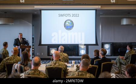 SAN DIEGO (le 17 août 2022) — le secrétaire de la Marine Carlos Del Toro s'entretient avec les dirigeants au Symposium de formation des officiers de drapeau de guerre de surface 2022 (SWFOTS) à San Diego le 17 août 2022. Del Toro se rend à San Diego et Monterey pour rencontrer des marins et des Marines aux commandes d'installation, s'engager avec la direction de SWFOTS et discuter d'initiatives stratégiques à la Naval Postgraduate School. Banque D'Images