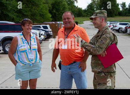 Les dirigeants et le personnel du U.S. Army corps of Engineers, de la division Northwestern et du district de Kansas City parlent avec leurs partenaires lors de la visite annuelle de la barge du fleuve Missouri, de Franklin Island à Searcy Bend, qui se termine à Katfish Katy's, près de Colombie, Missouri, le 17 août 2022. (Photo de Eileen Williamson, Affaires publiques de la Division du Nord-Ouest) Banque D'Images