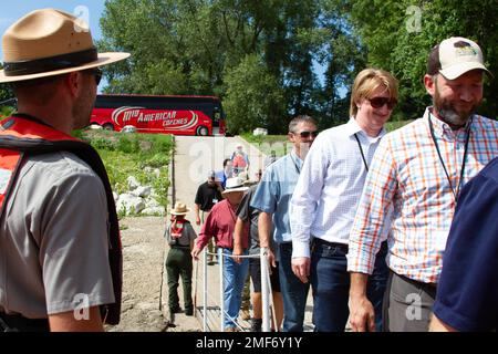 Les dirigeants et le personnel du U.S. Army corps of Engineers, de la division Northwestern et du district de Kansas City parlent avec leurs partenaires lors de la visite annuelle de la barge du fleuve Missouri, de Franklin Island à Searcy Bend, qui se termine à Katfish Katy's, près de Colombie, Missouri, le 17 août 2022. (Photo de Eileen Williamson, Affaires publiques de la Division du Nord-Ouest) Banque D'Images