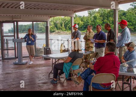 Les dirigeants et le personnel du U.S. Army corps of Engineers, de la division Northwestern et du district de Kansas City parlent avec leurs partenaires lors de la visite annuelle de la barge du fleuve Missouri, de Franklin Island à Searcy Bend, qui se termine à Katfish Katy's, près de Colombie, Missouri, le 17 août 2022. (Photo de Eileen Williamson, Affaires publiques de la Division du Nord-Ouest) Banque D'Images