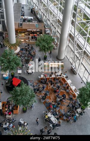 Kuala Lumpur, Malaisie - 31 décembre, 2022 : vue de dessus des personnes ayant leur déjeuner dans le café de Mitec (Malaisie Commerce international et exposition Banque D'Images