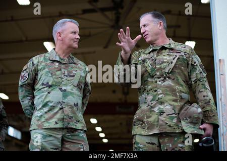 Brig. Le général David Eaglin, à droite, commandant de la 18th e Escadre, briemonsieur le lieutenant-général James Jacobson, à gauche, commandant adjoint de la Force aérienne du Pacifique, sur des projets futurs à la base aérienne de Kadena, au Japon, le 17 août 2022. Jacobson a fait une tournée à Kadena, exprimant sa reconnaissance pour la contribution des aviateurs et des membres de sa famille dans la région Indo-Pacifique au succès de la mission de l'USAF. Banque D'Images