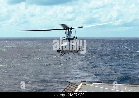 Un hélicoptère Venom UH-1Y du corps des Marines des États-Unis affecté au Light Attack Helicopter Squadron (HMLA) 773 se prépare à atterrir à bord du navire d'atterrissage de classe San Antonio USS Mesa Verde (LPD 19) dans l'océan Atlantique Nord, le 16 août 2022. HMLA 773 a lancé trois HÉLICOPTÈRES UH-1Y Venom et deux hélicoptères AH-1Z Viper de la base aérienne de McGuire et les a embarqués à bord de l'USS Mesa Verde pour le transit vers le Brésil à l'appui de l'exercice UNITAS LXIII organisé par la Marine brésilienne et le corps marin. UNITAS, qui est latin pour « l’unité », a été conçu en 1959 et a eu lieu chaque année depuis sa première réalisation en 1960. Cet y Banque D'Images