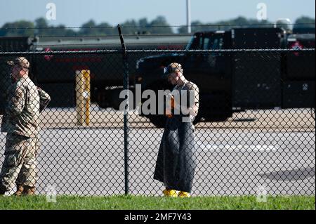 ÉTATS-UNIS Air Force Airman 1st classe Aaron Robin, 375th Logistics Readiness Squadron, exploitant de la distribution de carburant, attend que le service des incendies aide à nettoyer le carburant lors d'un exercice de déversement de carburant sur la base aérienne Scott, Illinois, le 17 août 2022. Des aviateurs du 375th LRS et du 375th Squadron du génie civil ont réagi pour arrêter une simulation de déversement de 4 000 gallons de carburant. Banque D'Images