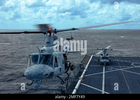 Un hélicoptère Venom du corps des Marines des États-Unis UH-1Y affecté au Light Attack Helicopter Squadron (HMLA) 773 survole le plateau d'atterrissage du quai de classe San Antonio USS Mesa Verde (LPD 19) dans l'océan Atlantique Nord, le 16 août 2022. HMLA 773 a lancé trois HÉLICOPTÈRES UH-1Y Venom et deux hélicoptères AH-1Z Viper de la base aérienne de McGuire et les a embarqués à bord de l'USS Mesa Verde pour le transit vers le Brésil à l'appui de l'exercice UNITAS LXIII organisé par la Marine brésilienne et le corps marin. UNITAS, qui est latin pour « l’unité », a été conçu en 1959 et a eu lieu chaque année depuis sa première réalisation en 1960 Banque D'Images