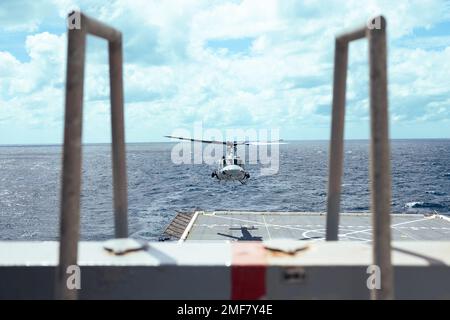 Un hélicoptère Venom du corps des Marines des États-Unis UH-1Y affecté au Light Attack Helicopter Squadron (HMLA) 773 survole le plateau d'atterrissage du quai de classe San Antonio USS Mesa Verde (LPD 19) dans l'océan Atlantique Nord, le 16 août 2022. HMLA 773 a lancé trois HÉLICOPTÈRES UH-1Y Venom et deux hélicoptères AH-1Z Viper de la base aérienne de McGuire et les a embarqués à bord de l'USS Mesa Verde pour le transit vers le Brésil à l'appui de l'exercice UNITAS LXIII organisé par la Marine brésilienne et le corps marin. UNITAS, qui est latin pour « l’unité », a été conçu en 1959 et a eu lieu chaque année depuis sa première réalisation en 1960 Banque D'Images