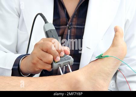 Les potentiels évoqués somatosensoriels (SEP) ou la vitesse de conduction nerveuse (NCV) est un test des signaux électriques à travers un nerf, réalisé conjointement Banque D'Images