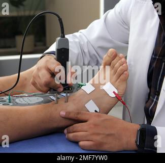 Les potentiels évoqués somatosensoriels (SEP) ou la vitesse de conduction nerveuse (NCV) est un test des signaux électriques à travers un nerf, réalisé conjointement Banque D'Images