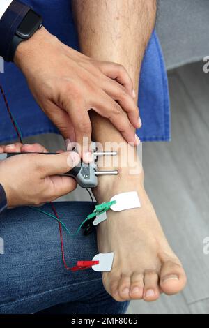 Les potentiels évoqués somatosensoriels (SEP) ou la vitesse de conduction nerveuse (NCV) est un test des signaux électriques à travers un nerf, réalisé conjointement Banque D'Images