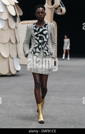 Paris, France. 24th janvier 2023. CHANEL haute Couture Printemps-été 2023 piste pendant la semaine de la haute Couture du 2023 janvier - Paris, France 24/01/2023 crédit: dpa/Alay Live News Banque D'Images