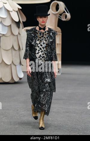 Paris, France. 24th janvier 2023. CHANEL haute Couture Printemps-été 2023 piste pendant la semaine de la haute Couture du 2023 janvier - Paris, France 24/01/2023 crédit: dpa/Alay Live News Banque D'Images