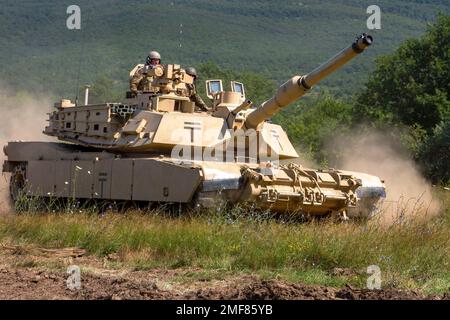 Novo Selo, Bulgarie. 24th janvier 2023. Un char de M1 Abrams affecté au 1st Bataillon, 16th Infantry Regiment, 1st Armored Brigade combat Team, 1st Infantry Division effectue des manœuvres pendant le tra Platinum Lion 19 Banque D'Images