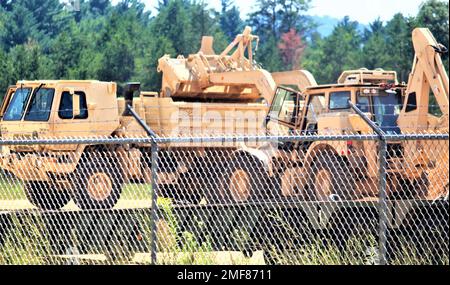 Les soldats de la 716th Engineer Company, une compagnie d'ingénieurs de la Réserve de l'Armée de terre basée à Summersville, N.H., travaillent au projet de troupes du site de soutien des opérations de la base à fort McCoy, Wisconsin, le 17 août 2022, en déplaçant la terre de remplissage du site. Les soldats du 716 se trouvaient à fort McCoy pour faire partie de l’exercice d’instruction de soutien au combat de la Réserve de l’Armée de terre et de la Division d’instruction 86th (86-22-02). Le 716th a été la quatrième unité de 2022 à achever certains travaux du projet et la sixième depuis 2021, date à laquelle le projet a commencé. Le plan du site est du transformer en site de support des opérations de base pour le contrat de service d'installation Banque D'Images