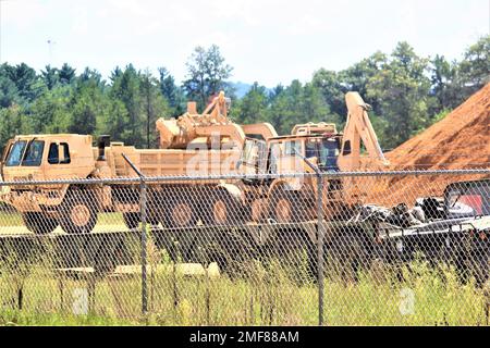 Les soldats de la 716th Engineer Company, une compagnie d'ingénieurs de la Réserve de l'Armée de terre basée à Summersville, N.H., travaillent au projet de troupes du site de soutien des opérations de la base à fort McCoy, Wisconsin, le 17 août 2022, en déplaçant la terre de remplissage du site. Les soldats du 716 se trouvaient à fort McCoy pour faire partie de l’exercice d’instruction de soutien au combat de la Réserve de l’Armée de terre et de la Division d’instruction 86th (86-22-02). Le 716th a été la quatrième unité de 2022 à achever certains travaux du projet et la sixième depuis 2021, date à laquelle le projet a commencé. Le plan du site est du transformer en site de support des opérations de base pour le contrat de service d'installation Banque D'Images