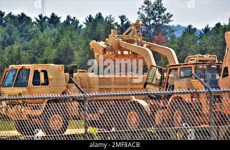 Les soldats de la 716th Engineer Company, une compagnie d'ingénieurs de la Réserve de l'Armée de terre basée à Summersville, N.H., travaillent au projet de troupes du site de soutien des opérations de la base à fort McCoy, Wisconsin, le 17 août 2022, en déplaçant la terre de remplissage du site. Les soldats du 716 se trouvaient à fort McCoy pour faire partie de l’exercice d’instruction de soutien au combat de la Réserve de l’Armée de terre et de la Division d’instruction 86th (86-22-02). Le 716th a été la quatrième unité de 2022 à achever certains travaux du projet et la sixième depuis 2021, date à laquelle le projet a commencé. Le plan du site est du transformer en site de support des opérations de base pour le contrat de service d'installation Banque D'Images