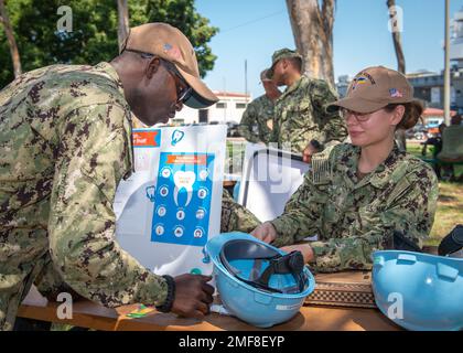 220817-N-EE352-1031 SAN DIEGO (17 août 2022) Hôpital Corpsman 2nd classe Darnell Darrington, à gauche, originaire de Corpus Christi, Texas, affecté au porte-avions USS Carl Vinson de la classe Nimitz (CVN 70), Discute d'une exposition à un kiosque d'information sur les soins dentaires lors d'un salon de la santé à Heron Park, sur la base aérienne navale de North Island, le 17 août. Vinson est actuellement à pierside dans son homeport de San Diego. Banque D'Images