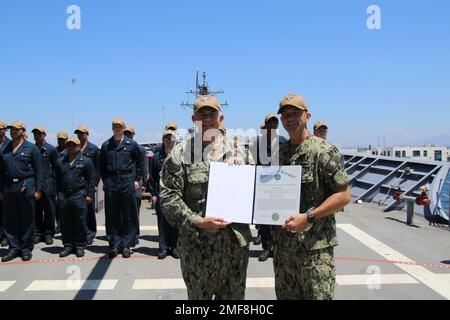 SAN DIEGO (17 août 2022) Lcdr. Kyle S. Combs, Jr., originaire de Galveston, Texas, affecté au croiseur de classe Ticonderoga USS Princeton (CG 59) à titre d'agent d'approvisionnement, reçoit le prix du vice-SMA Robert F. Batchelder pour Princeton, août 17. Princeton est actuellement en bord de mer dans son homeport de San Diego. Banque D'Images