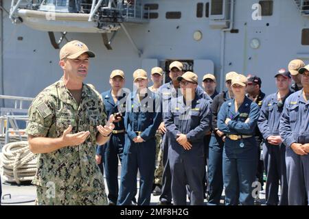 SAN DIEGO (17 août 2022) Lcdr. Kyle S. Combs, Jr., originaire de Galveston, Texas, affecté au croiseur de classe Ticonderoga USS Princeton (CG 59) à titre d'agent d'approvisionnement, reçoit le prix du vice-SMA Robert F. Batchelder pour Princeton, août 17. Princeton est actuellement en bord de mer dans son homeport de San Diego. Banque D'Images