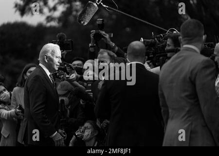 Reportage: Le président Joe Biden s'entretient avec les membres de la presse sur la pelouse sud de la Maison Blanche, mardi, 5 octobre 2021 Banque D'Images