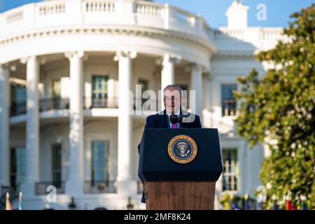 Le leader de la majorité au Sénat Chuck Schumer (D-NY) fait des remarques avant que le président Joe Biden ne signe la Loi sur l'investissement dans les infrastructures et l'emploi, lundi, 15 novembre 2021, sur la pelouse sud de la Maison Blanche Banque D'Images