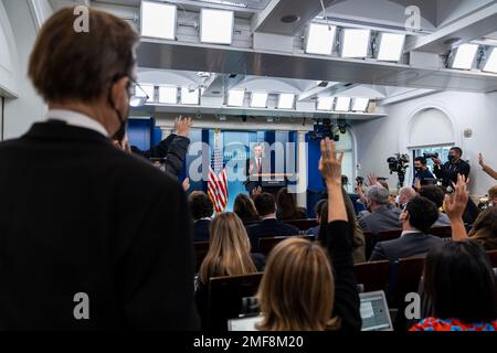 Reportage: Le secrétaire de presse, Jen Psaki, accompagné du conseiller à la sécurité nationale, Jake Sullivan, tient un exposé de presse, jeudi 11 février 2022 Banque D'Images