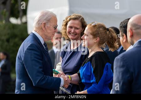 Reportage: Le président Joe Biden salue les invités avant d'embarquer à bord de Marine One sur la pelouse sud de la Maison Blanche, vendredi 18 mars 2022 Banque D'Images