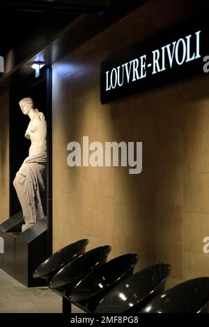 La reproduction de la statue de Vénus de Milo ornant la station de métro Louvre-Rivoli à Paris Banque D'Images