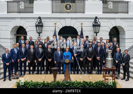 Reportage : la foudre de la baie de Tampa Prenez une photo de groupe avant un événement célébrant les championnats de l'équipe de la coupe Stanley 2020 et 2021, lundi, 25 avril 2022, sur la pelouse sud de la Maison Blanche Banque D'Images