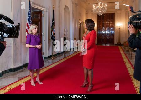 Reportage: La première dame Jill Biden participe à une interview avec Gayle King de “CBS ce matin”, lundi, 18 octobre 2021, dans la salle de la Croix de la Maison Blanche Banque D'Images