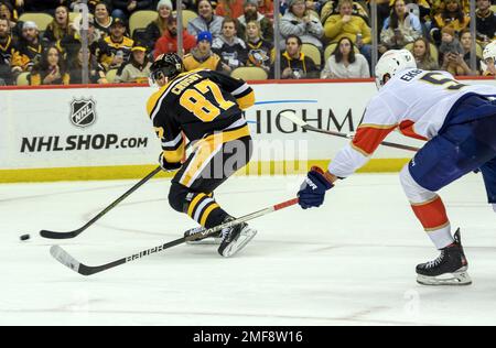 Pittsburgh, États-Unis. 24th janvier 2023. Le centre des pingouins de Pittsburgh Sidney Crosby (87) s'éloigne de la Floride le défenseur Aaron Ekblad de Panthers (5) et marque dans le deuxième but de la période de lier le score à la PPG Paints Arena à Pittsburgh mardi, 24 janvier 2023. Photo par Archie Carpenter/UPI crédit: UPI/Alay Live News Banque D'Images
