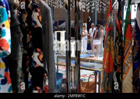Les robes vintage sont exposées en 2E Printemps (deuxième Printemps) le magasin de vêtements et accessoires d'occasion en 7ieme ciel (septième ciel) au 7th étage de au Printemps Haussmann.Paris.France Banque D'Images