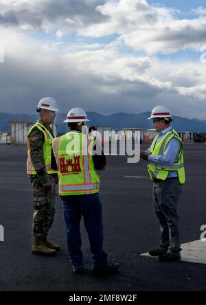 BRET Styers, gestionnaire principal de programme pour le Ballistic missile Defense Mandatory Center of expertise aux États-Unis Centre d'ingénierie et de soutien de l'Armée de terre, Huntsville explique les défis techniques des projets de l'Alaska au cours d'une visite du champ de missile 4 à fort Greely, en Alaska, avec le colonel Sébastien P. Joly, commandant du Centre Huntsville, et Jason Wilson, gestionnaire de programme pour les États-Unis Armée corps of Engineers Alaska District, en août. (Photo de Kristen Bergeson) Banque D'Images