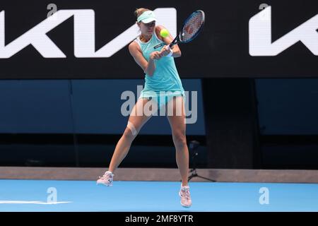 Melbourne, Australie. 25th janvier 2023. Magda Linette, de Pologne, en action contre Karolina Pliskova, de la République tchèque, lors du quart de finale du match, jour 10 à l'Open de tennis australien 2023 à la Rod laver Arena, Melbourne, Australie, le 25 janvier 2023. Photo de Peter Dovgan. Utilisation éditoriale uniquement, licence requise pour une utilisation commerciale. Aucune utilisation dans les Paris, les jeux ou les publications d'un seul club/ligue/joueur. Crédit : UK Sports pics Ltd/Alay Live News Banque D'Images