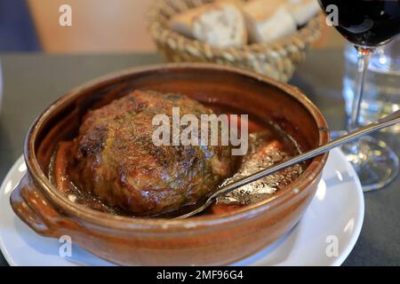 Chou Farci, chou farci à la viande, plat traditionnel français servi dans un restaurant. Paris Banque D'Images