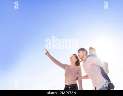 Bonne famille debout et à la recherche Banque D'Images