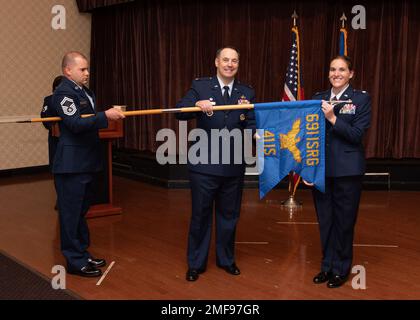 ÉTATS-UNIS Le col Robert Vidoloff de la Force aérienne, au centre, commandant du Groupe du renseignement, de la surveillance et de la reconnaissance en 691st, et les États-Unis Le lieutenant-colonel Nicole Kump de la Force aérienne, à droite, commandant de l'escadron du renseignement 41st, dévoile le guide 41st IS lors d'une cérémonie d'activation et d'accession au commandement, le 18 août 2022, à fort George G. Meade, Maryland. Le 41st IS a été récemment activé et fournit un ISR exploitable pour les opérations de la cyber-force de mission nationale afin de dissuader, perturber et si nécessaire, de vaincre les opérations du cyberespace adversaire pour défendre les infrastructures essentielles de la nation, les ressources clés et la liberté o Banque D'Images