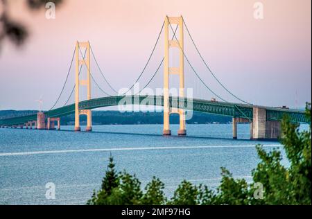 Vue sur le pont Mac depuis le parc national de St.Ignace au lever du soleil Banque D'Images