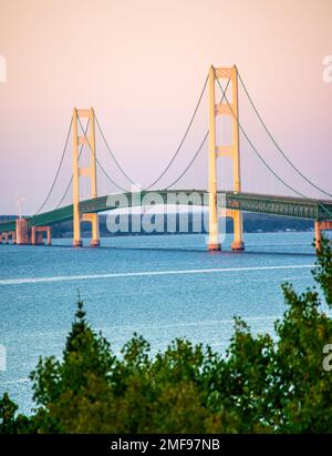 Vue sur le pont Mac depuis le parc national de St.Ignace au lever du soleil Banque D'Images