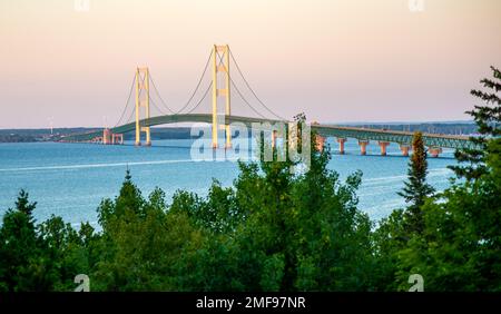 Vue sur le pont Mac depuis le parc national de St.Ignace au lever du soleil Banque D'Images