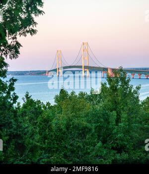 Vue sur le pont Mac depuis le parc national de St.Ignace au lever du soleil Banque D'Images