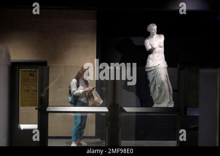 La reproduction de la statue de Vénus de Milo ornant la station de métro Louvre-Rivoli à Paris Banque D'Images